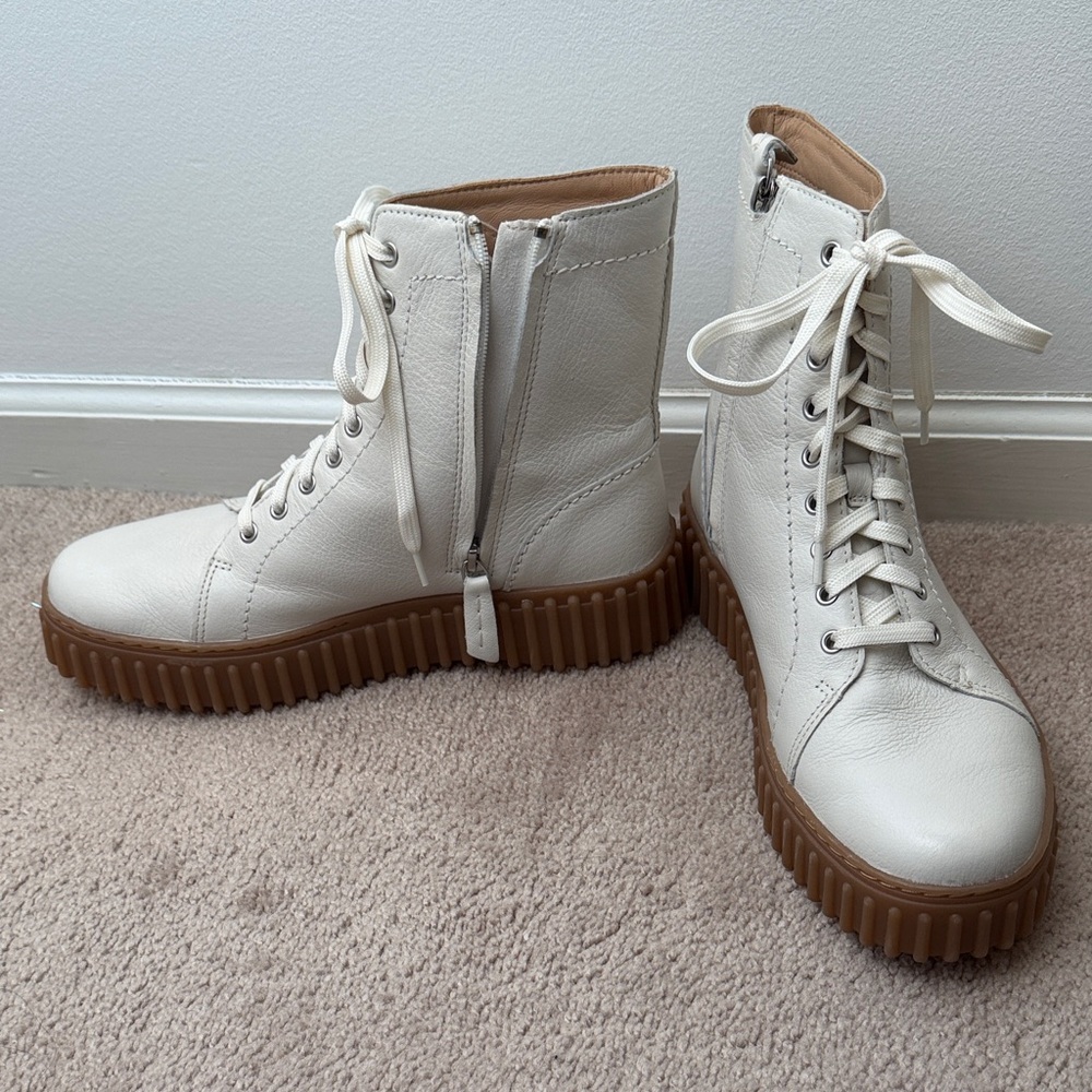 Stylish Cream colored Leather Clarks women's Boots - Picture 9 of 9